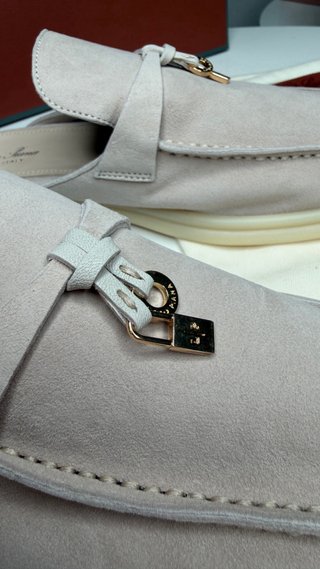 Mocasines Loro Piana Beige y Dorados