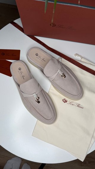 Mocasines Loro Piana Beige y Dorados