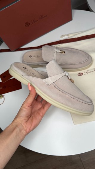 Mocasines Loro Piana Beige y Dorados