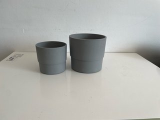 14 macetas decorativas y platos
