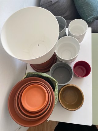 14 macetas decorativas y platos