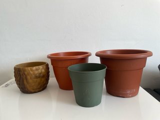14 macetas decorativas y platos