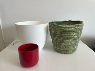 14 macetas decorativas y platos