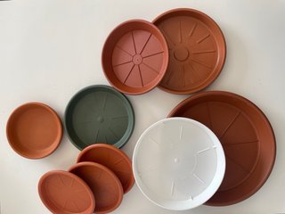 14 macetas decorativas y platos