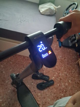 Patinete eléctrico gris y negro