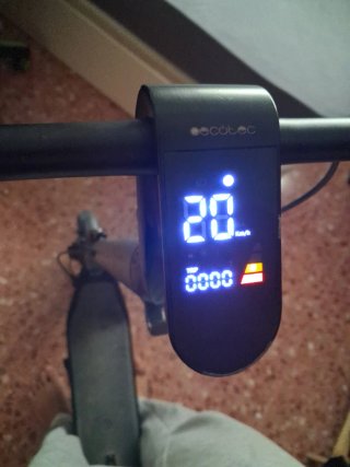 Patinete eléctrico gris y negro