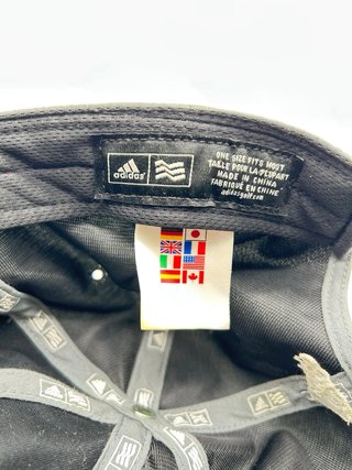 Cappello Adidas Grigio con Logo Ricamato