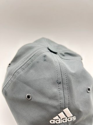 Cappello Adidas Grigio con Logo Ricamato