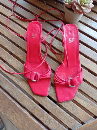 Sandalias Lodi rojas tacón fino piel