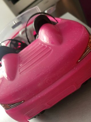 Macchina rosa Barbie. Edizione speciale Barbie va a CarGlass.