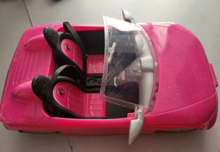Macchina rosa Barbie. Edizione speciale Barbie va a CarGlass.