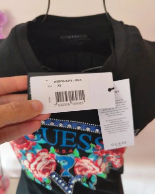 Camiseta Guess Negra Estampado Floral