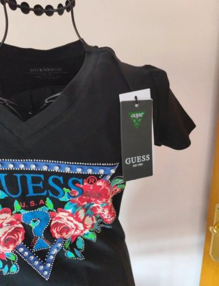 Camiseta Guess Negra Estampado Floral