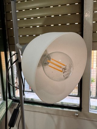 Lámpara de pie gris y blanca ikea