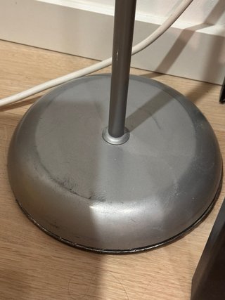 Lámpara de pie gris y blanca ikea