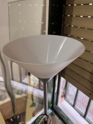 Lámpara de pie gris y blanca ikea