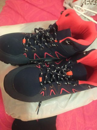 Botas de montaña azules y naranjas