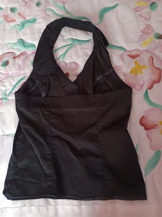 Chaleco negro tipo blazer sin mangas