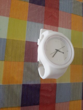 Reloj analógico opoopi nuevo sin estrenar.