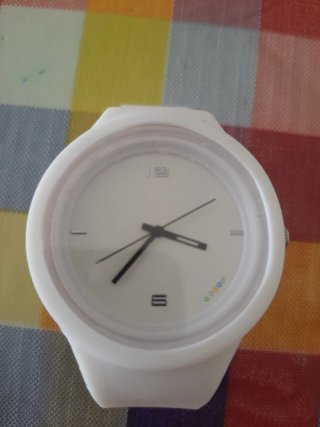 Reloj analógico opoopi nuevo sin estrenar.