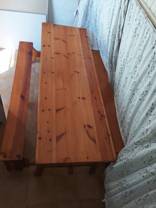 Mesa y 2 bancos madera maciza .