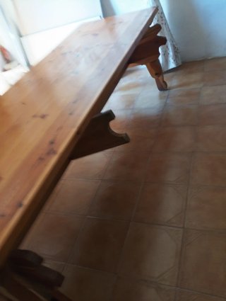 Mesa y 2 bancos madera maciza .