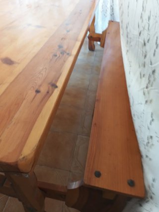 Mesa y 2 bancos madera maciza .
