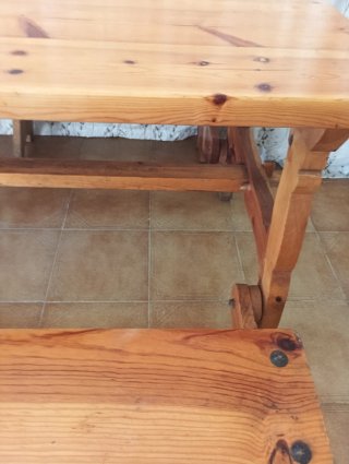 Mesa y 2 bancos madera maciza .