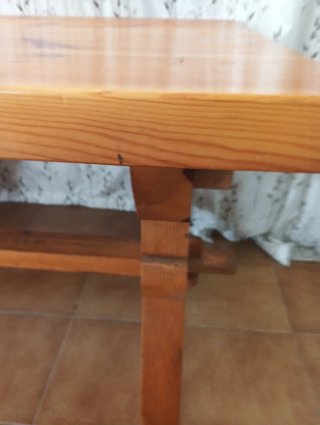 Mesa y 2 bancos madera maciza .