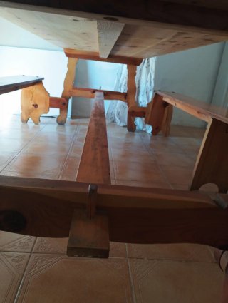 Mesa y 2 bancos madera maciza .