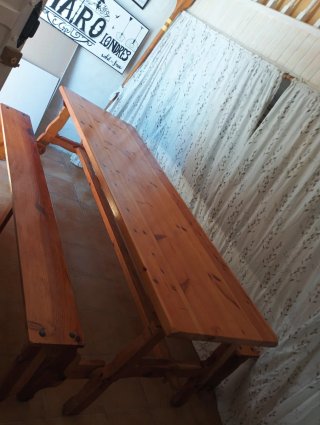 Mesa y 2 bancos madera maciza .