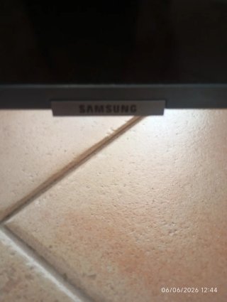 Televisor Negro con Averíade 65 pulgadas