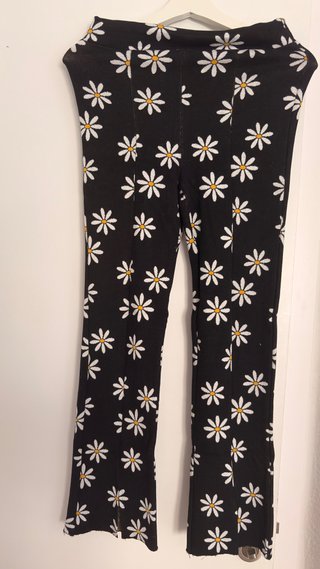 Pantalones negros con estampado de margaritas