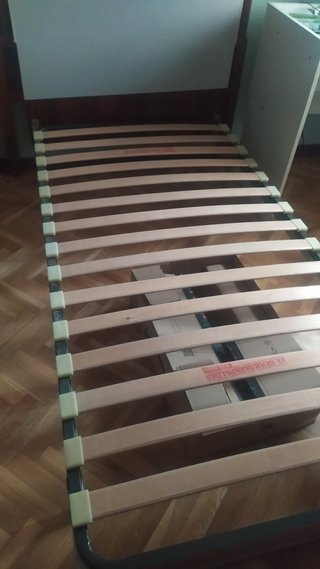 Cama y somier de madera y metal