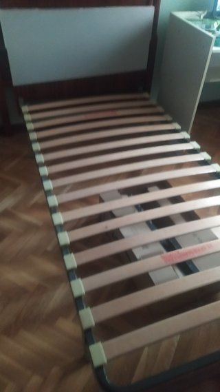 Cama y somier de madera y metal