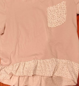 Camiseta rosa nude con volante floral