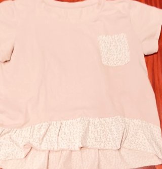 Camiseta rosa nude con volante floral