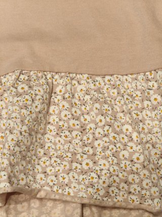 Camiseta rosa nude con volante floral