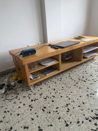 Mueble TV madera claro con ruedas