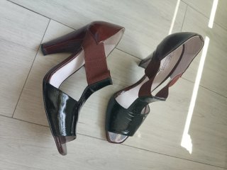 Sandalias charol bicolor Mónica Romero.