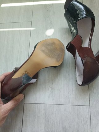 Sandalias charol bicolor Mónica Romero.