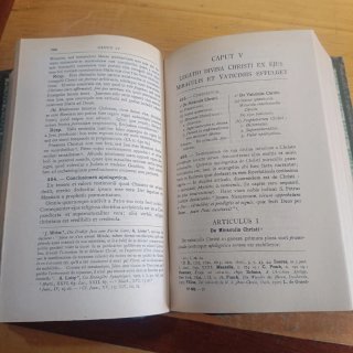 Libro religioso en Latín.