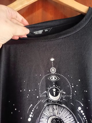 Camiseta negra con estampado místico