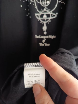 Camiseta negra con estampado místico