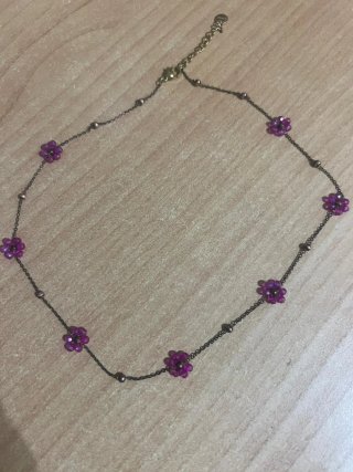 Collana con fiorellini viola e perline