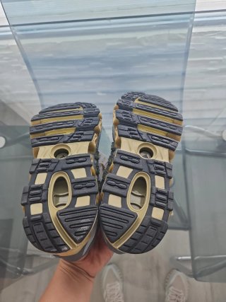 Zapatillas Adidas Grises y Doradas