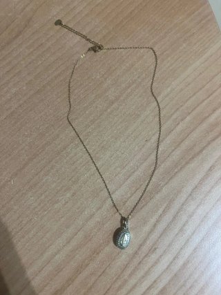 Collana dorata con ciondolo ovale