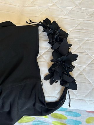 Camiseta tirantes negra con flor