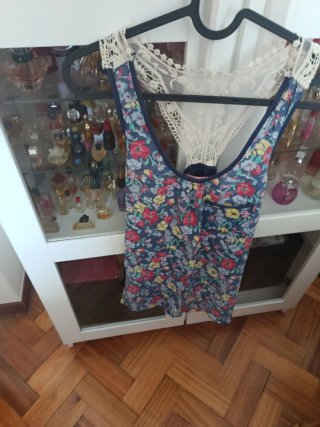 Camiseta floral con encaje