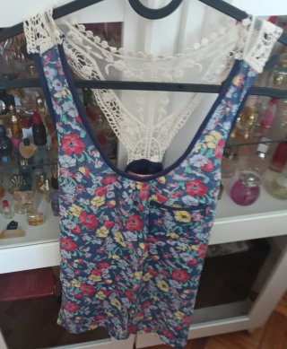 Camiseta floral con encaje